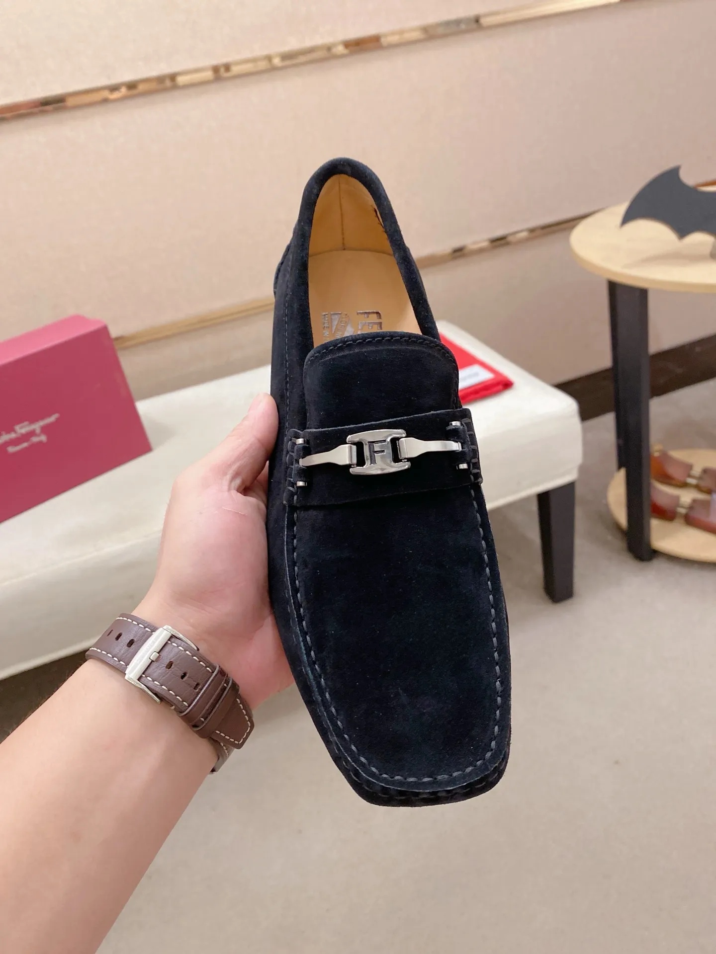 Factory price: 540💰High-end quality! Ferragamo🆕🆕Exclusive hot-selling products in stock🔥🔥New products on the shelves, high-quality Ferragamo men's pea shoes, high-end casual driving shoes, with complete packaging! 💪 💪 Material: imported suede cowhide 🐂 + imported high-quality water-dyed cowhide lining + wear-resistant outsole 👍🏻👍🏻 Features: high-end and comfortable, purely handmade 🚀 🚀 Create the perfect shoe that suits you best 🔥 🔥 Size: (38-44) 45 standard size can be customized!